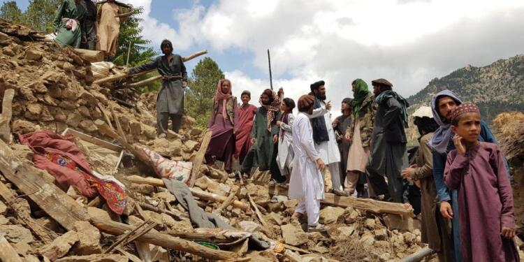 Afganistan’da deprem bilançosu ağırlaşıyor: En az 800 ölü