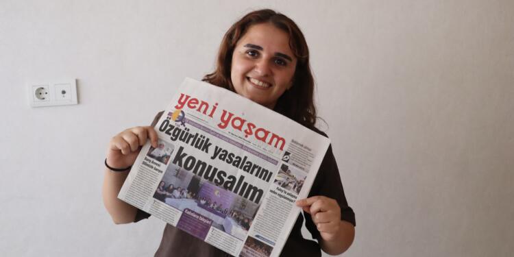 Baskılara rağmen hakikati sokak sokak dağıtıyor