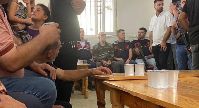 Oğlunun taziyesine getirilen 30 yıllık tutsak kelepçeyle bekletildi