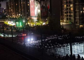 CHP İstanbul İl Binası polis ablukasında: Barikatları aşanlar il binasına yürüdü