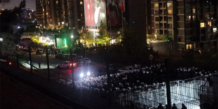CHP İstanbul İl Binası polis ablukasında: Barikatları aşanlar il binasına yürüdü