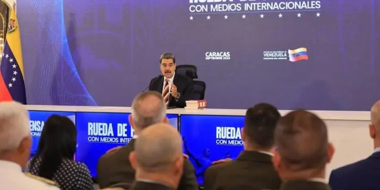 Maduro: Bin 200 füze taşıyan ABD savaş gemileri Venezuela’yı hedef almış durumda