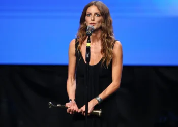 Oyuncu Önal ödülünü kadınlar için aldı