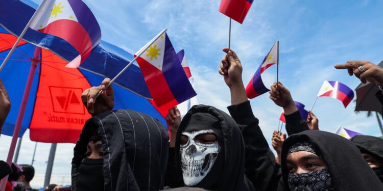 Filipinler’de halk rüşvet iddialarının ardından sokağa çıktı