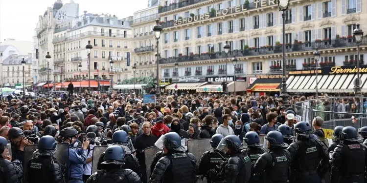 Fransa’da bir milyonu aşkın kişi alanlara çıktı