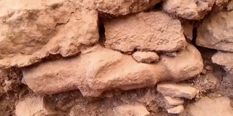 Göbeklitepe’de duvara yerleştirilmiş insan heykeli bulundu