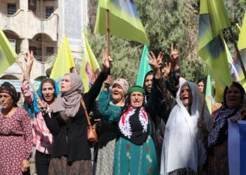 Hesekê’de kadınlar ‘Abdullah Öcalan’a özgürlük’ talebiyle yürüdü