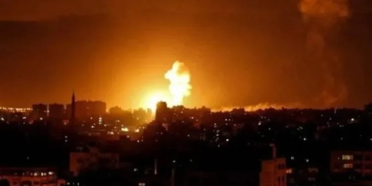 İsrail, Humus ve Lazkiye’de askeri noktaları bombaladı