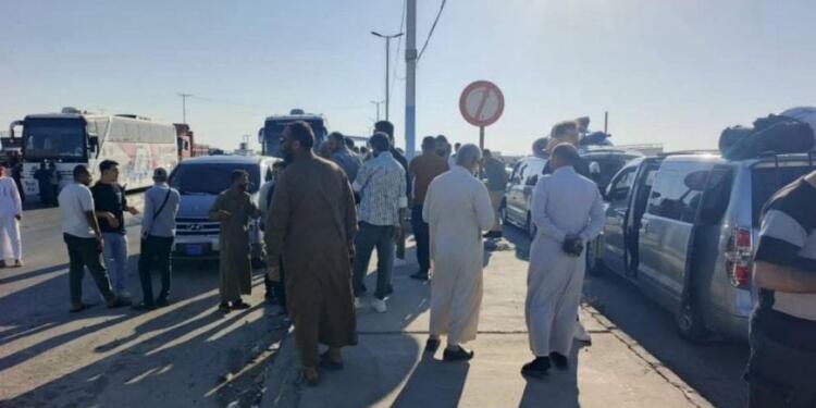 Geçiş Hükümeti’ne bağlı güçler yol kapatarak sürücülerden haraç topluyor