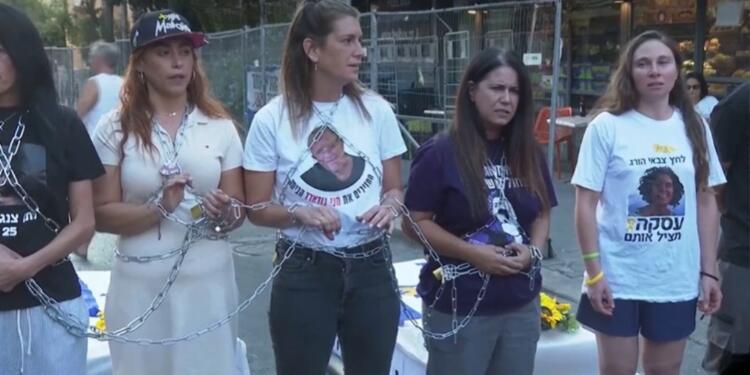 İsrailli anneler zincirli eylemle Netanyahu’ya seslendi
