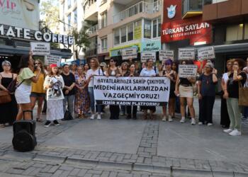 İzmir’de Kadınlar Sokakta
