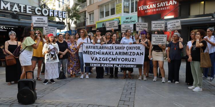 İzmir’de Kadınlar Sokakta