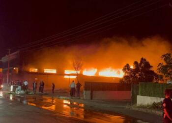 İzmir’de mobilya fabrikasında yangın
