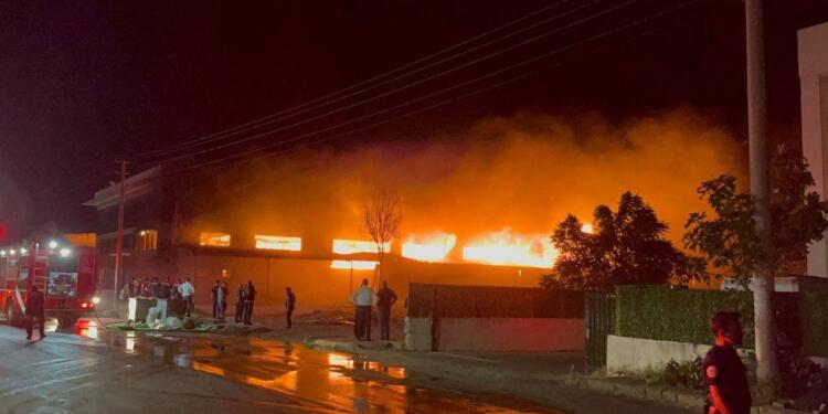 İzmir’de mobilya fabrikasında yangın