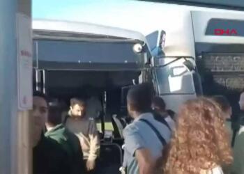 Kadıköy’de 2 metrobüs çarpıştı