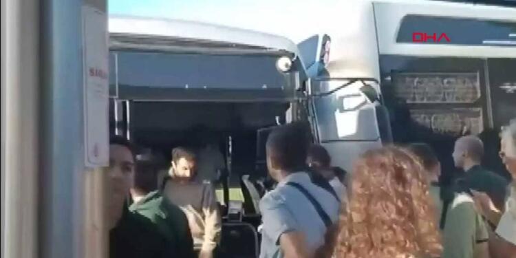 Kadıköy’de 2 metrobüs çarpıştı