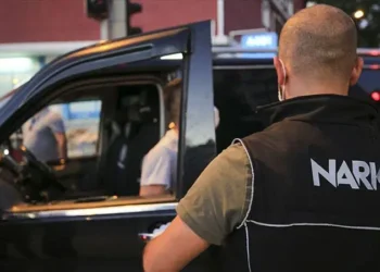 Uyuşturucu operasyonunda gözaltına alınan kişi polis çıktı