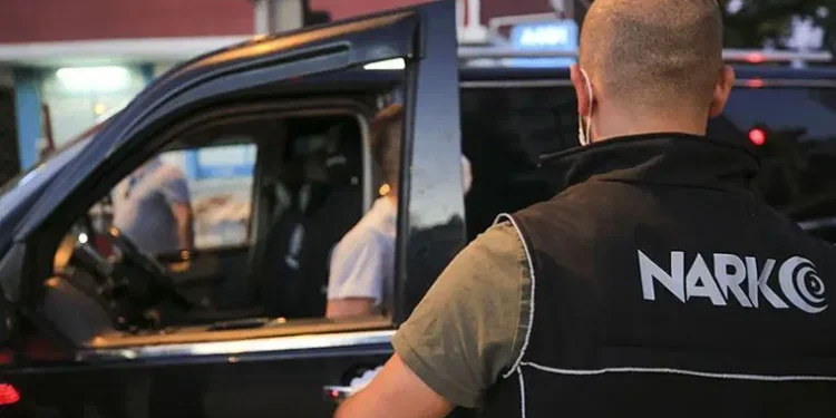 Uyuşturucu operasyonunda gözaltına alınan kişi polis çıktı