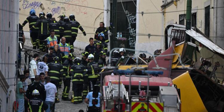 Portekiz’de tramvay raydan çıktı: 15 ölü