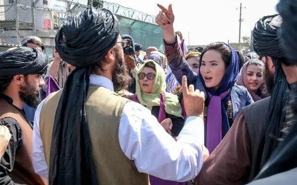 Taliban kadınların yazdığı 680 kitabı yasakladı