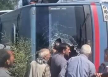 Tutsakları taşıyan ring aracı devrildi: 12 kişi yaralandı