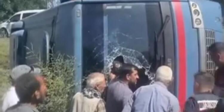 Tutsakları taşıyan ring aracı devrildi: 12 kişi yaralandı