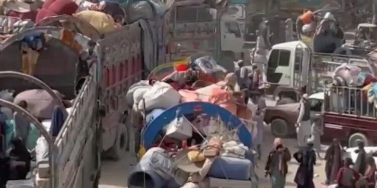 Pakistan, depreme rağmen Afganları sınır dışı ediyor