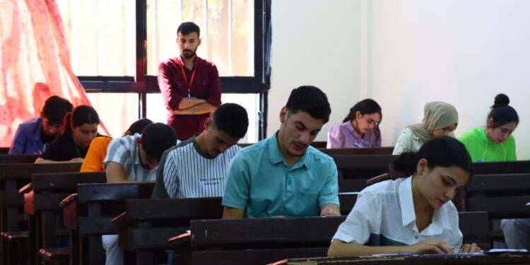 Rojava’da üniversiteye giriş sınavına 2 bin 320 öğrenci katıldı