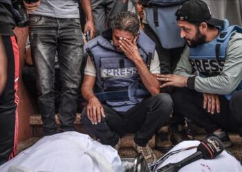 ‘Gazze’de tarihin en büyük gazeteci katliamı yaşanıyor’