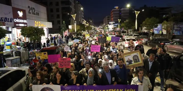 Kadınlar Wan’da yürüdü: Rojin Kabaiş isyanımızdır