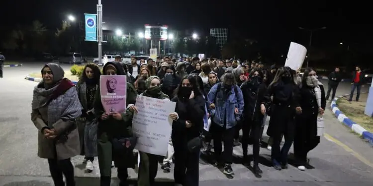 YYÜ’de Rojin Kabaiş eylemi: Rektör soruları yanıtsız bırakıp alandan kaçtı
