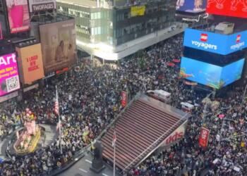 ABD’de milyonlar Trump’a karşı sokaklara döküldü: ‘Kral istemiyoruz!’