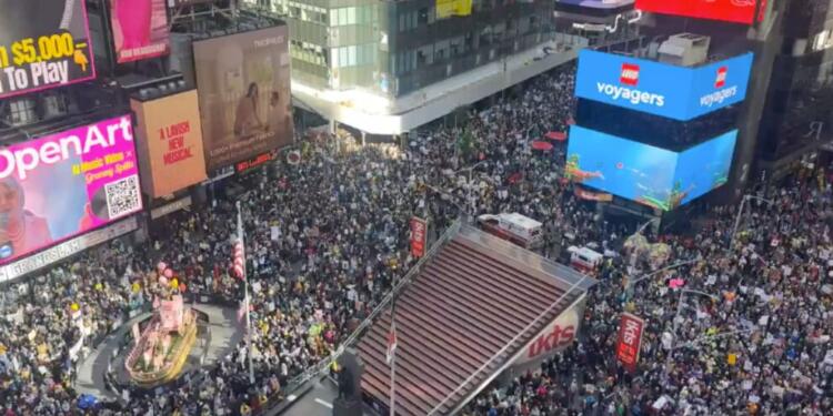 ABD’de milyonlar Trump’a karşı sokaklara döküldü: ‘Kral istemiyoruz!’