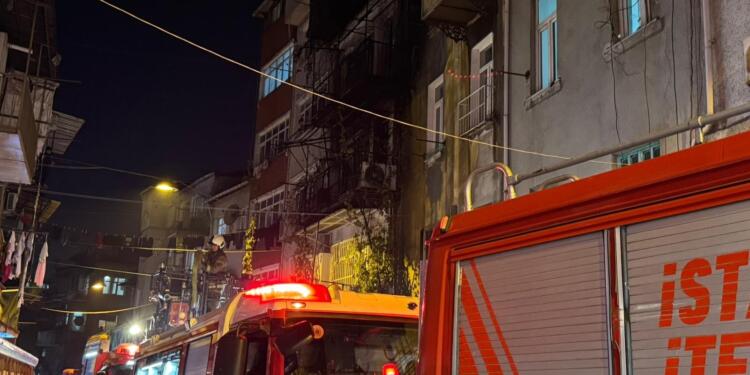 Beyoğlu’nda havai fişek yangını: 8 kişi kurtarıldı