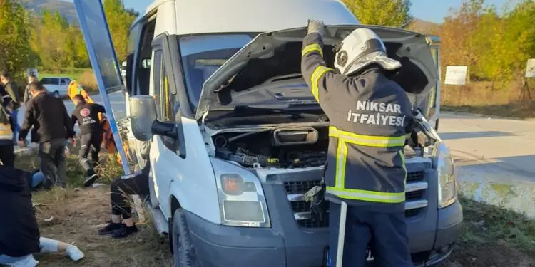 Tokat’ta işçileri taşıyan servisler çarpıştı: 10 işçi yaralandı