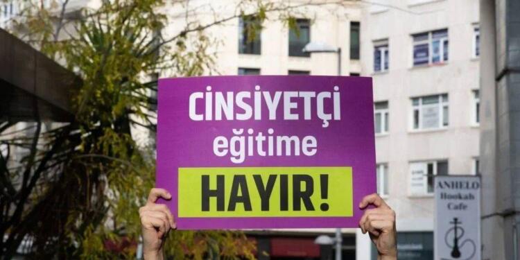 ‘Kız ortaokulları çocukları toplumsal yaşamdan uzaklaştırma politikasıdır’