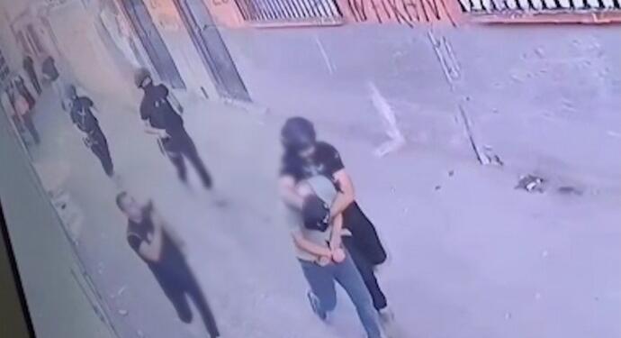 Polis Adana’da ev bastı, bir genci darp ederek gözaltına aldı