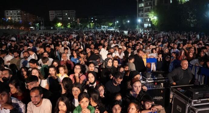 Erxenî’de düzenlenen Hilar Şöleni’nde Mehmet Atlı konseri