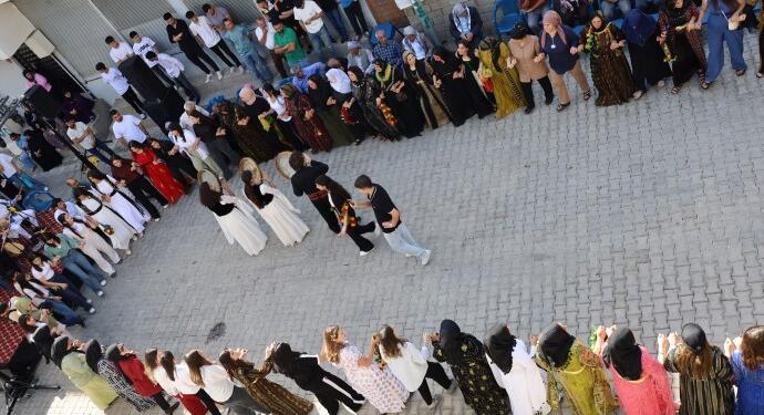 Tahliye olan 30 yıllık tutsağa memleketinde kitlesel karşılama