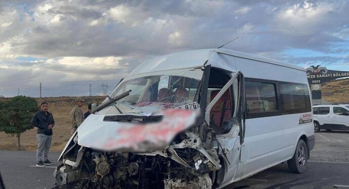 Wan’da öğrenci servisi ile TIR çarpıştı: 14 yaralı