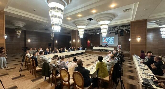 Komisyon gazetecileri de dinlemeli