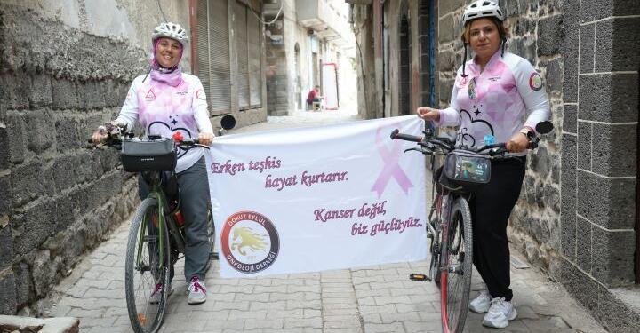 Bisikletle kent kent gezip meme kanserine dikkat çekiyorlar