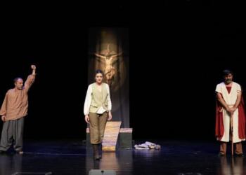 ‘Mirina Jeanne d’Arcê Ya Din’ oyunuyla tiyatro sezonu açıldı