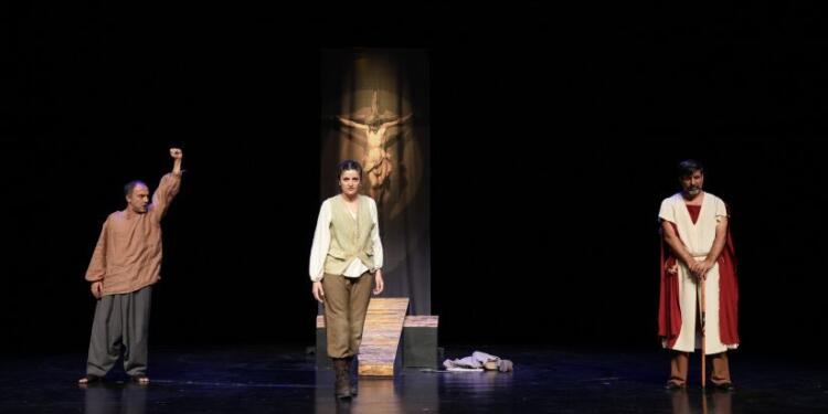 ‘Mirina Jeanne d’Arcê Ya Din’ oyunuyla tiyatro sezonu açıldı