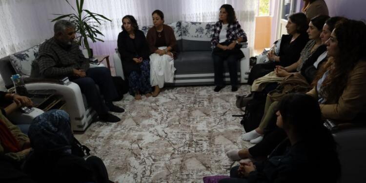 Kadınlardan Rojin Kabaiş’in ailesine ziyaret