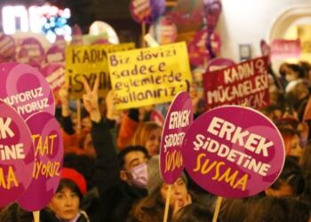 İstanbul’da erkek şiddeti: Çevredekiler izledi!