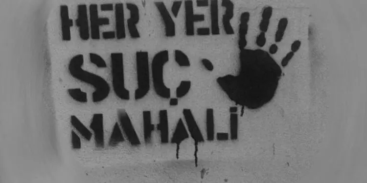 Şüpheli şekilde balkondan düşen kadın ağır yaralandı