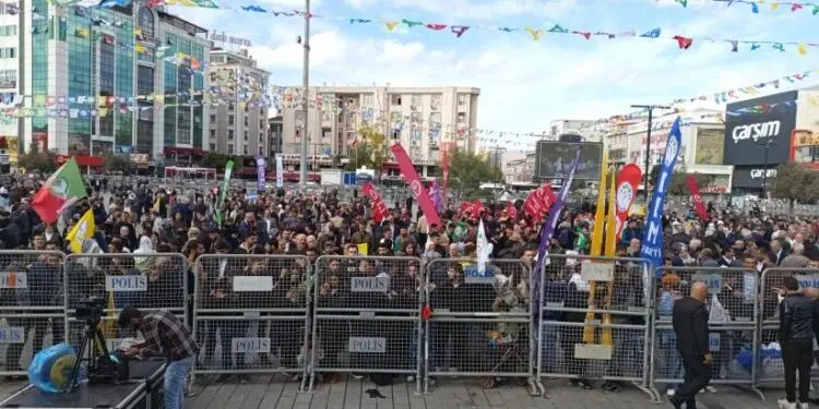 Esenyurt’ta ‘Barış ve özgürlük’ mitingi başladı