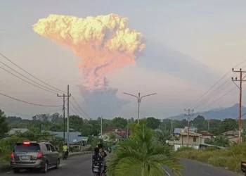 Endonezya’da Lewotobi Yanardağı yeniden faaliyete geçti