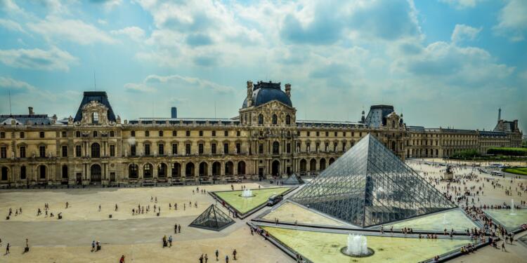 Louvre Müzesi’nde soygun: Tarihi mücevherler çalındı